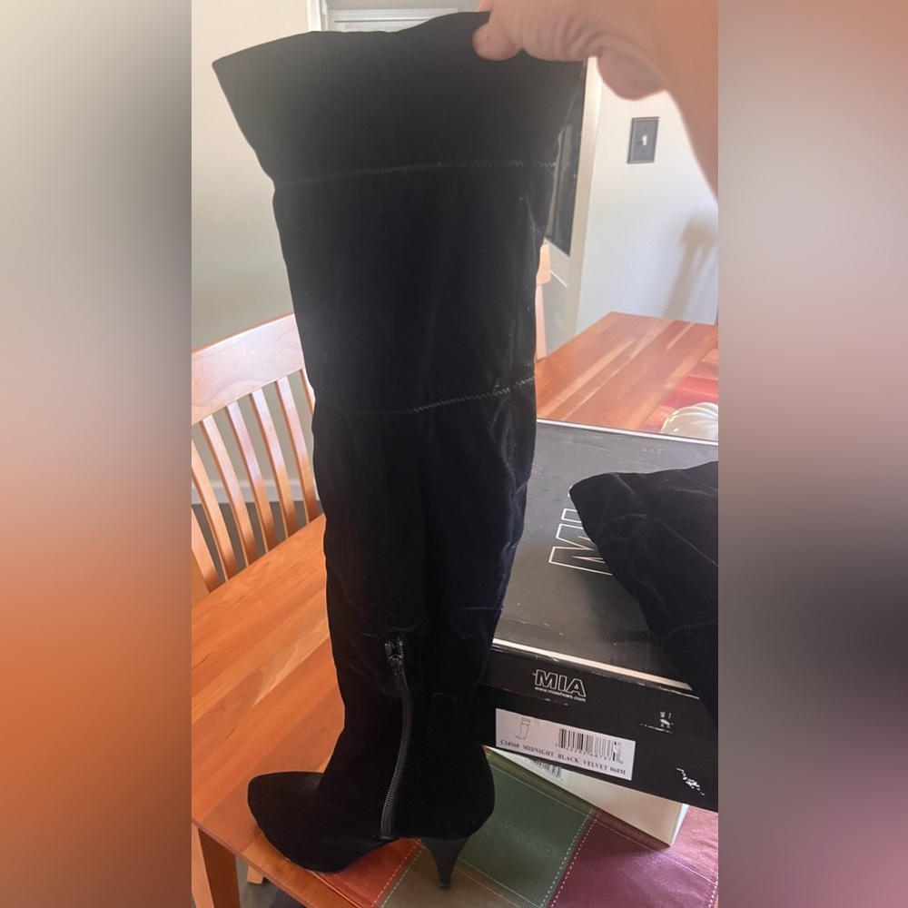 Mia above the knee velvet boots size 6
O